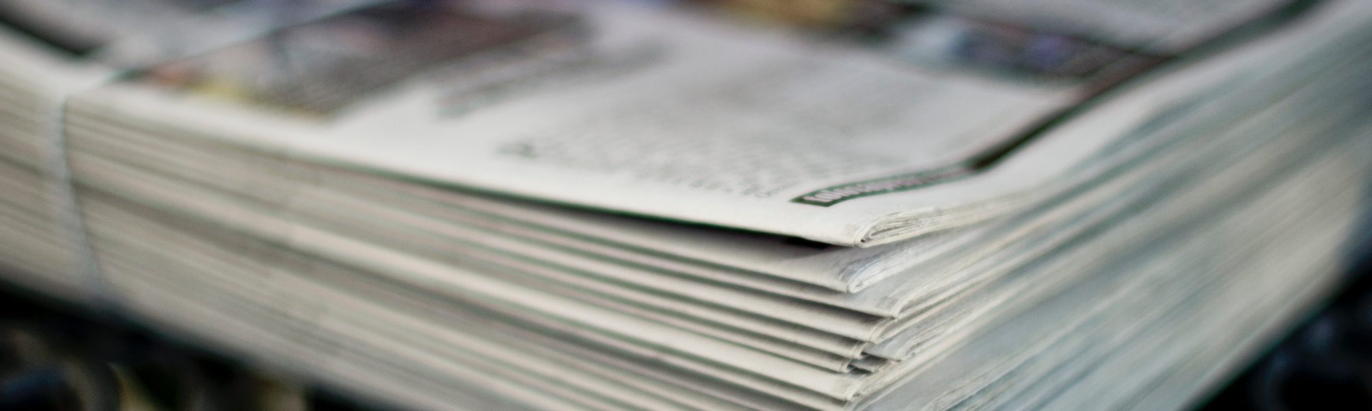 Nahaufnahme eines Zeitungsstapels