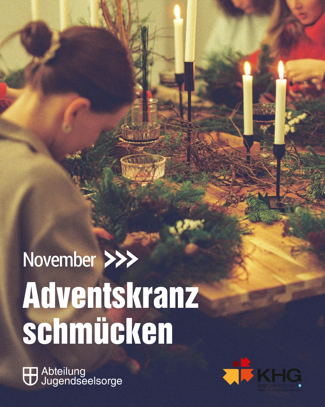 Adventskranz schmücken im November: junge Erwachsene binden Kränze an einem Tisch mit Tannengrün und brennenden Kerzen