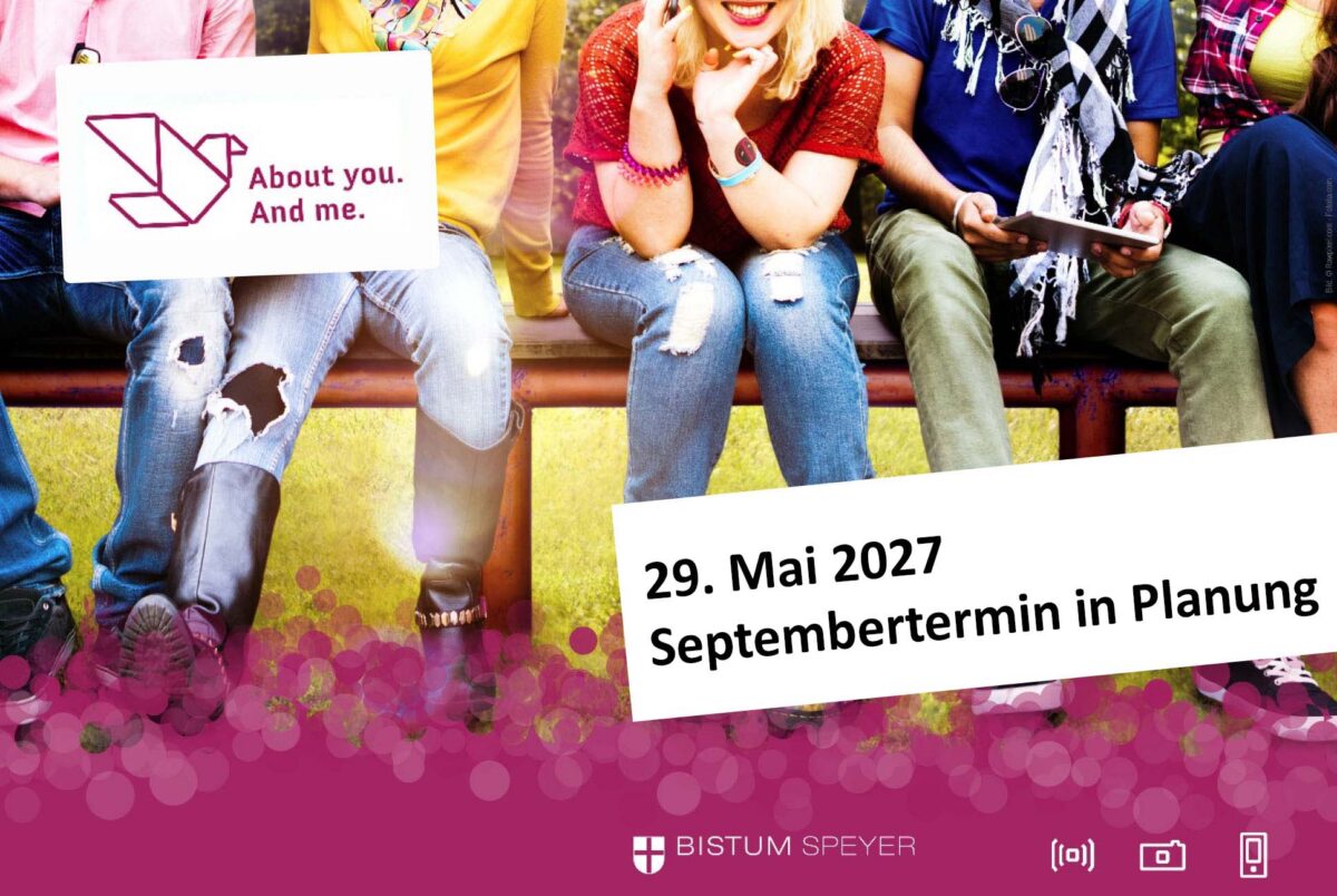 Tag der Firmlinge „About you. And me.“: 29. Mai 2027, Septembertermin in Planung; Jugendliche sitzen auf einer Bank