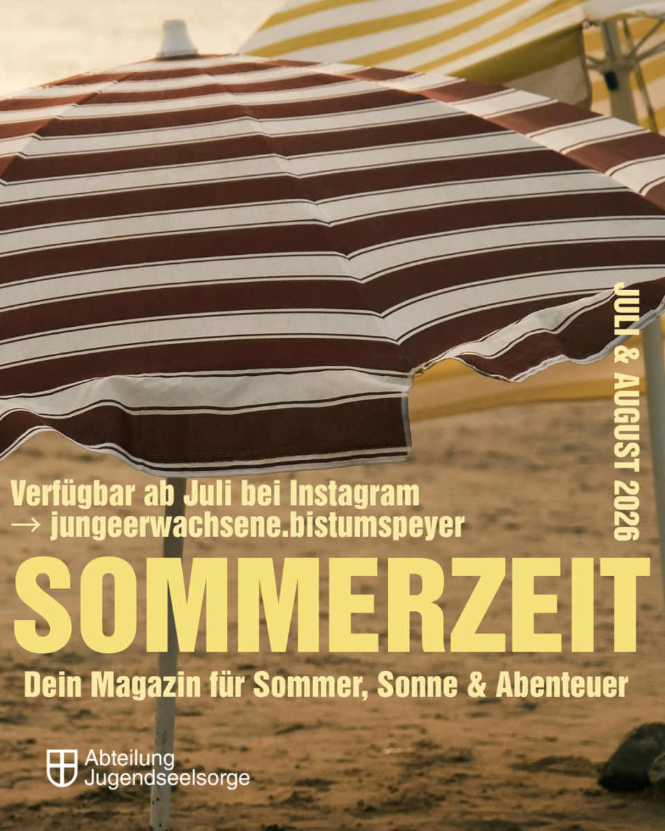 Sommerzeit – Magazin für Sommer, Sonne & Abenteuer, Juli & August 2026 auf Instagram unter jungeerwachsene.bistumspeyer; Sonnenschirm am Strand